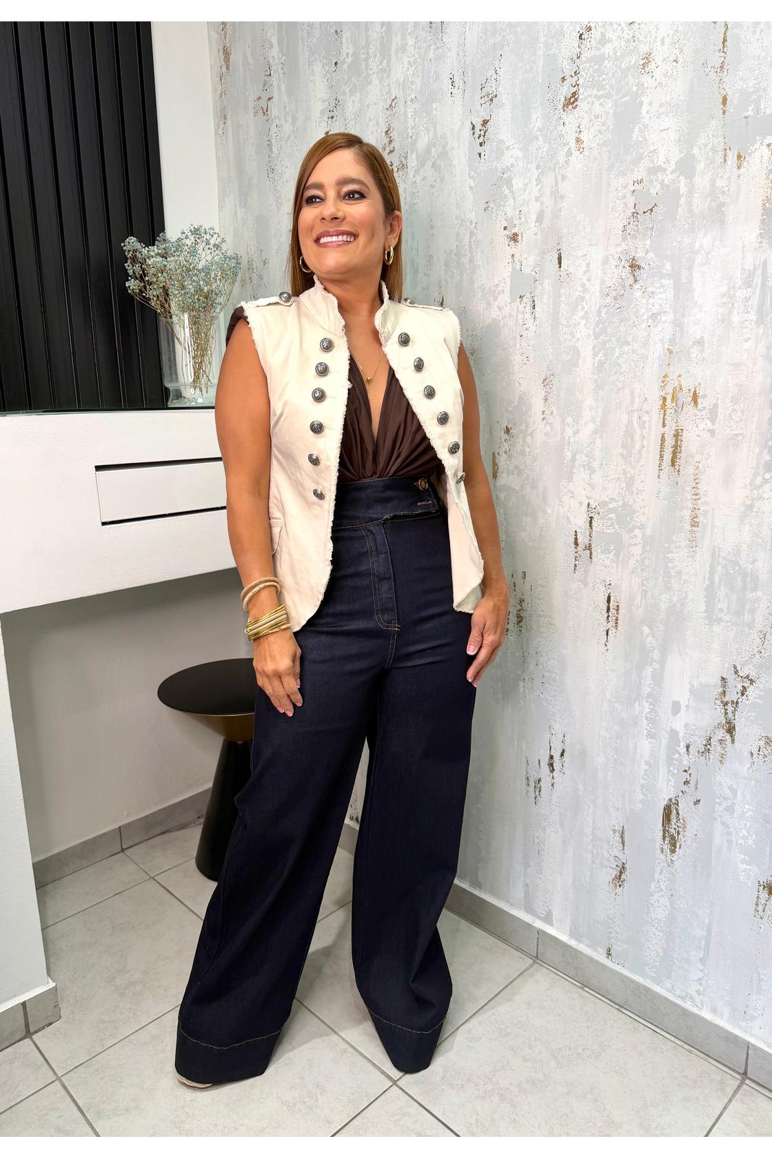 Denim pant high waist featuring front closure, pockets.